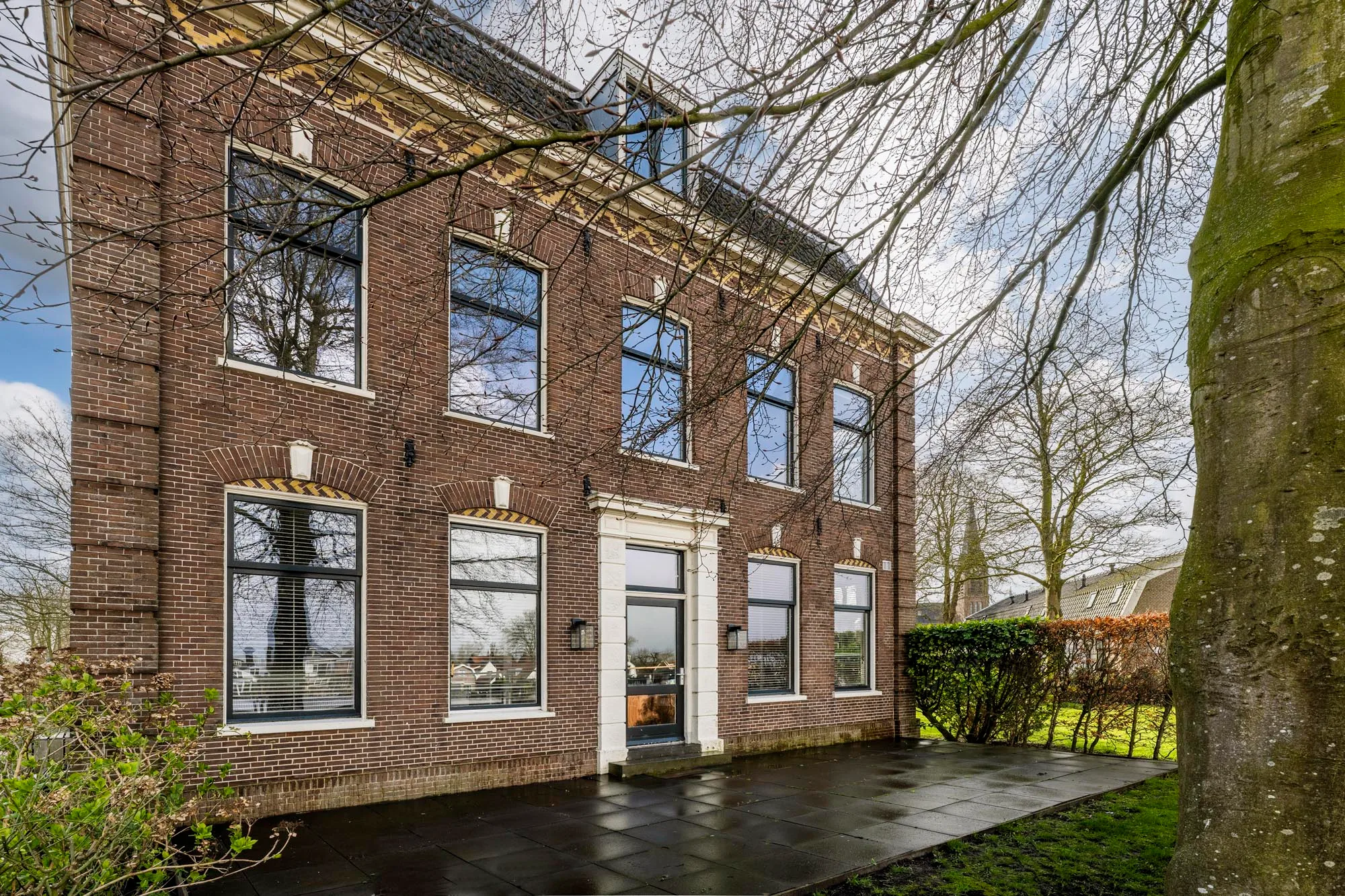 De Pastorie gezien door de monumentale toegangspoort
