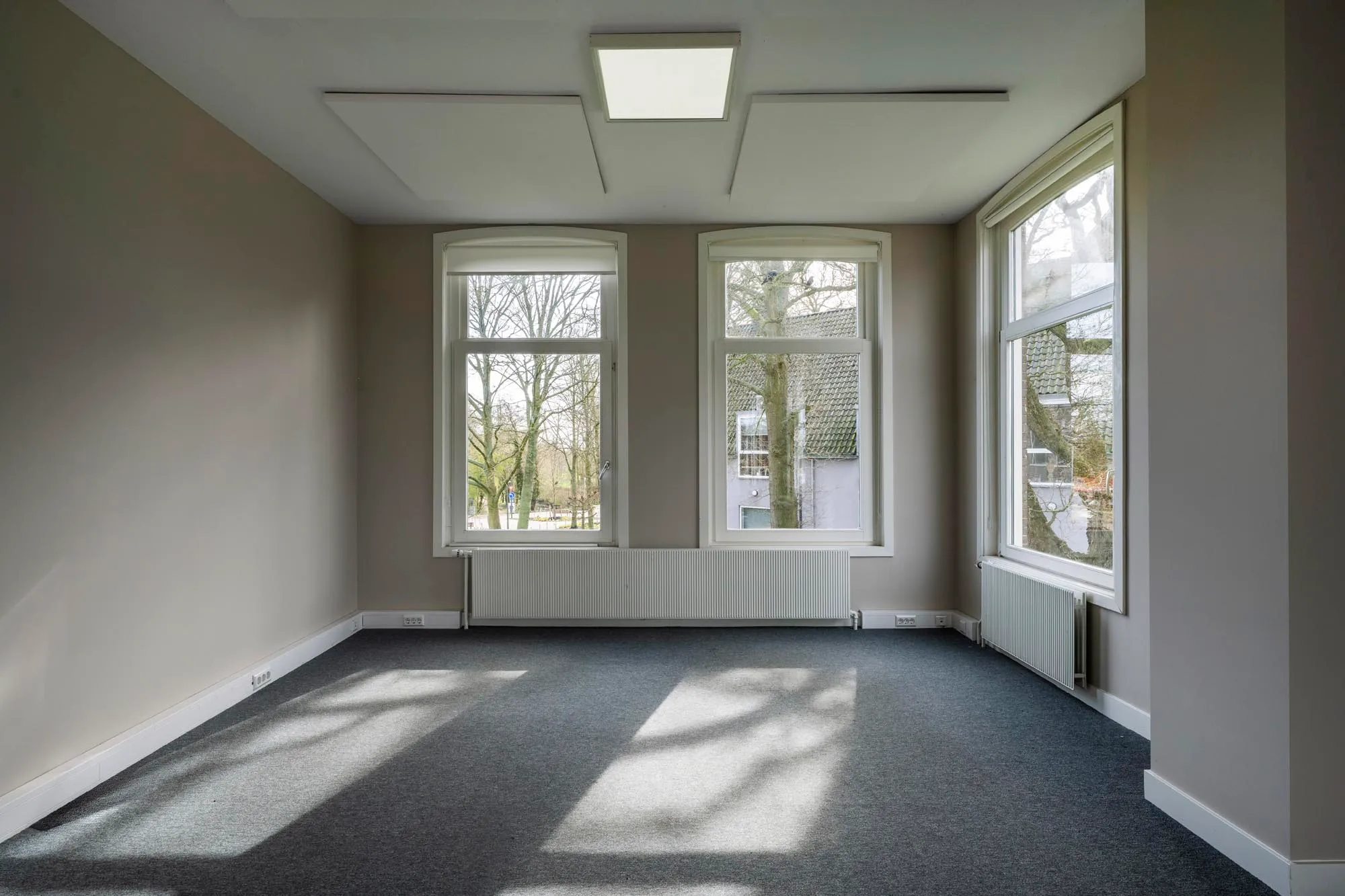 Een lege lichte kamer in de Pastorie